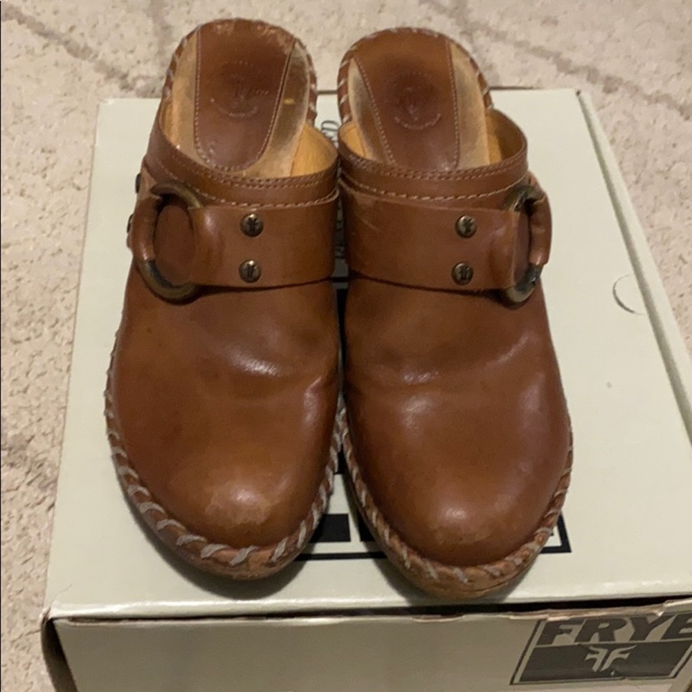 Frye clog